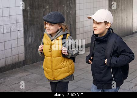 Jungen und Mädchen gemeinsam gehen Stockfoto