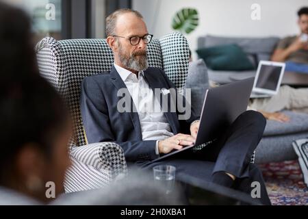 Geschäftsmann mit laptop Stockfoto