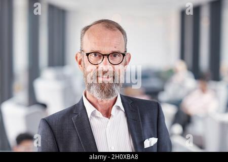 Porträt des Kaufmanns Blick in die Kamera Stockfoto