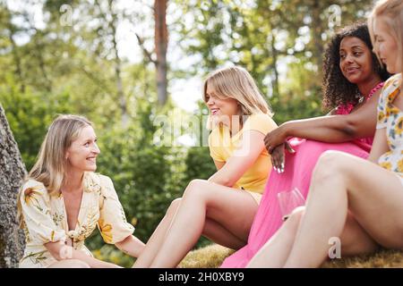 Gruppe von Freunden, die sich im Wald ausruhen Stockfoto