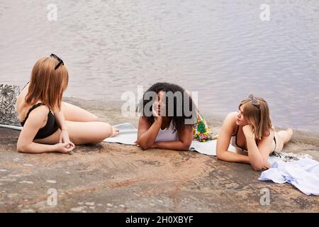 Gruppe von Freunden, die am See ausruhen Stockfoto