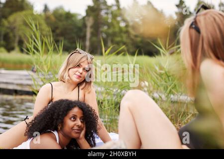Gruppe von Freunden, die am See ausruhen Stockfoto