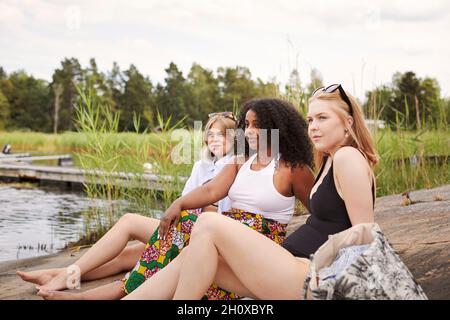 Gruppe von Freunden, die am See ausruhen Stockfoto