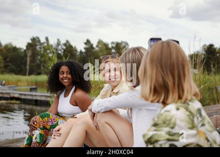 Gruppe von Freunden, die am See ausruhen Stockfoto