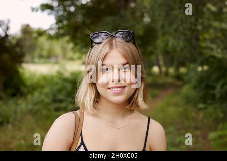 Porträt der jungen blonden Frau Stockfoto