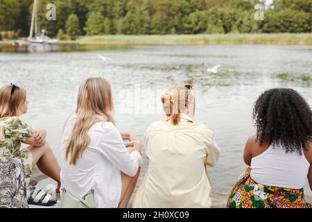 Gruppe von Freunden, die am See ausruhen Stockfoto