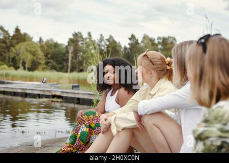 Gruppe von Freunden, die am See ausruhen Stockfoto