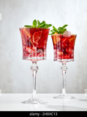 Zwei Gläser roter Sangria-Cocktail auf dem Restauranttisch Stockfoto