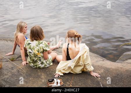 Gruppe von Freunden, die am See ausruhen Stockfoto