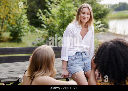 Gruppe von Freunden, die am See ausruhen Stockfoto