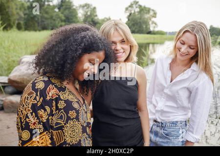 Gruppe von Freunden, die am See ausruhen Stockfoto