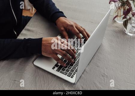 Die Hände des Mannes auf Laptop-Tastatur Stockfoto