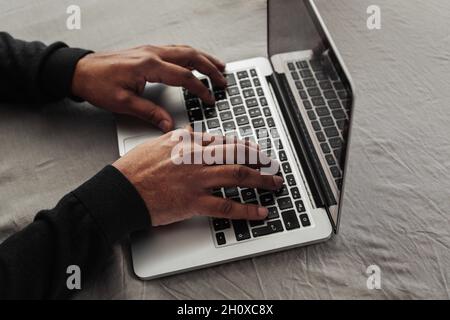 Die Hände des Mannes auf Laptop-Tastatur Stockfoto