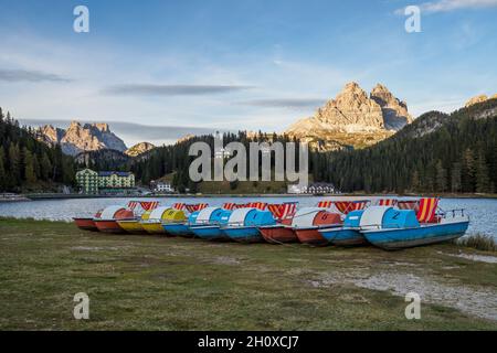 See Misurina oder Lago di Misurina mit Tretbooten. Blick auf die majestätische Dolomitenalp, die drei Zinnen von Lavaredo, Südtirol, Italien Stockfoto