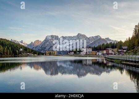 Sonnenuntergang über dem Misurina See mit Spiegelung des Himmels in ruhigem Wasser. Blick auf die majestätische Dolomitenalp, Nationalpark Tre Cime di Lavaredo, Dolomit Stockfoto