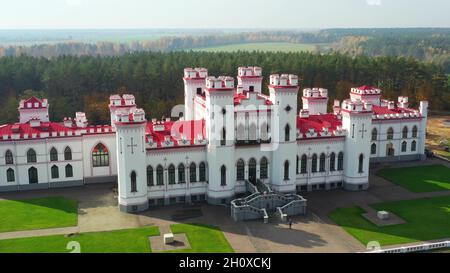 Kosava, Weißrussland. Luftaufnahme aus der Vogelperspektive auf das berühmte historische Wahrzeichen der Burg Kosava. Schloss Puslowski. Wahrzeichen Und Kulturerbe Stockfoto