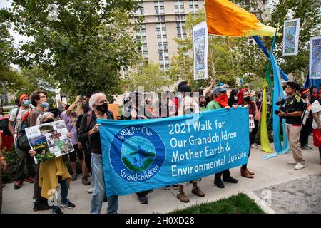 Arlington, Usa. Oktober 2021. Die Demonstranten halten während der Demonstration ein Transparent, auf dem ihre Meinung zum Ausdruck kommt. Wasserschützer und indigene Aktivisten demonstrierten vor der Wohnung von Jaime Pinkham vom U.S. Army Corps of Engineers und baten ihn um ein Treffen, um über die Verschmutzung zu diskutieren, die das Wasser und die Luft der Gemeinden in den Vereinigten Staaten verwüstet. Kredit: SOPA Images Limited/Alamy Live Nachrichten Stockfoto