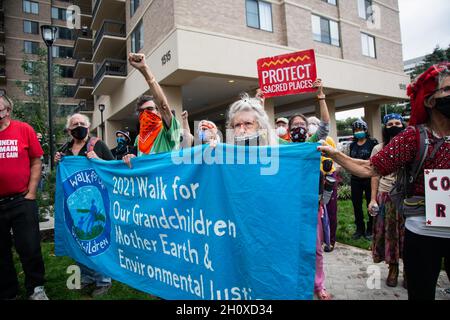 Arlington, Usa. Oktober 2021. Die Demonstranten halten während der Demonstration ein Transparent, auf dem ihre Meinung zum Ausdruck kommt. Wasserschützer und indigene Aktivisten demonstrierten vor der Wohnung von Jaime Pinkham vom U.S. Army Corps of Engineers und baten ihn um ein Treffen, um über die Verschmutzung zu diskutieren, die das Wasser und die Luft der Gemeinden in den Vereinigten Staaten verwüstet. Kredit: SOPA Images Limited/Alamy Live Nachrichten Stockfoto