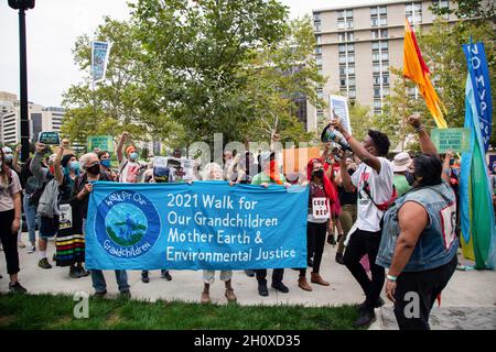 Arlington, Usa. Oktober 2021. Die Demonstranten halten während der Demonstration ein Transparent, auf dem ihre Meinung zum Ausdruck kommt. Wasserschützer und indigene Aktivisten demonstrierten vor der Wohnung von Jaime Pinkham vom U.S. Army Corps of Engineers und baten ihn um ein Treffen, um über die Verschmutzung zu diskutieren, die das Wasser und die Luft der Gemeinden in den Vereinigten Staaten verwüstet. Kredit: SOPA Images Limited/Alamy Live Nachrichten Stockfoto