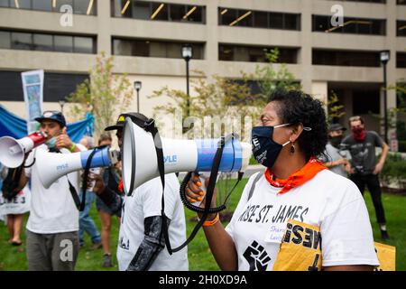 Arlington, Usa. Oktober 2021. Die Demonstranten sprechen während der Demonstration über Megaphone. Wasserschützer und indigene Aktivisten demonstrierten vor der Wohnung von Jaime Pinkham vom U.S. Army Corps of Engineers und baten ihn um ein Treffen, um über die Verschmutzung zu diskutieren, die das Wasser und die Luft der Gemeinden in den Vereinigten Staaten verwüstet. (Foto: Karla Cote/SOPA Images/Sipa USA) Quelle: SIPA USA/Alamy Live News Stockfoto