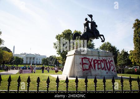 Washington Dc, Usa. Oktober 2021. Eine Statue von Andrew Jackson ist mit Graffiti darauf abgebildet, die während der Woche der Klimaproteste sagen: „erwartet uns“. Kredit: SOPA Images Limited/Alamy Live Nachrichten Stockfoto