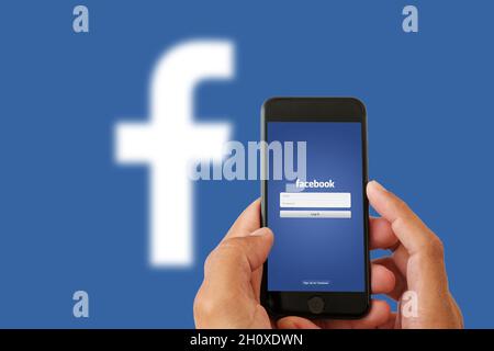 San Francisco, USA - Oktober 2021: Facebook-Website, Anmeldeseite auf dem Handy-Bildschirm Stockfoto