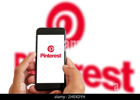 San Francisco, USA - Oktober 2021: Pinterest App-Logo auf dem Handy-Bildschirm Stockfoto