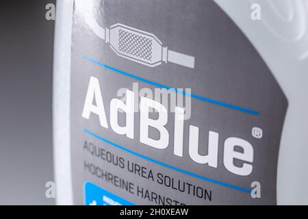 Prag Tschechische Republik - 15. Oktober 2021. Kanister mit ADBLUE-Logo und ein Fall über das Fehlen dieser Flüssigkeit in Dieselmotoren. Stockfoto