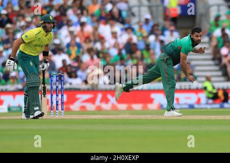 Bangladesh Cricket Spieler Mashrafe Mortaza (rechts) in Aktion gesehen während des 5. Spiels des ICC (International Cricket Council) Cricket World Cup zwischen Bangladesch und Südafrika auf dem Oval Cricket Ground in Großbritannien.Bangladesch gewann mit 21 Läufen. Stockfoto