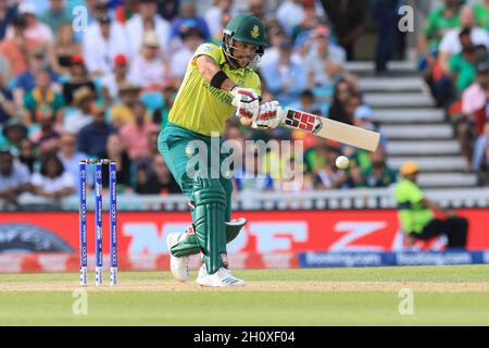 Der südafrikanische Cricket-Spieler Jean-Paul Duminy wurde beim 5. Spiel des ICC (International Cricket Council) Cricket World Cup zwischen Bangladesch und Südafrika auf dem Oval Cricket Ground in Großbritannien in Aktion gesehen. Bangladesch gewann mit 21 Läufen. Stockfoto