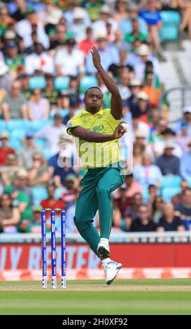 London, Großbritannien. Juni 2019. Der südafrikanische Cricket-Spieler Kagiso Rabada wurde während des 5. Spiels des ICC (International Cricket Council) Cricket World Cup zwischen Bangladesch und Südafrika auf dem Oval Cricket Ground in Großbritannien in Aktion gesehen. Bangladesch gewann mit 21 Läufen. (Foto von MD Manik/SOPA Images/Sipa USA) Quelle: SIPA USA/Alamy Live News Stockfoto