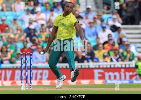 London, Großbritannien. Juni 2019. Der südafrikanische Cricket-Spieler Kagiso Rabada wurde während des 5. Spiels des ICC (International Cricket Council) Cricket World Cup zwischen Bangladesch und Südafrika auf dem Oval Cricket Ground in Großbritannien in Aktion gesehen. Bangladesch gewann mit 21 Läufen. (Foto von MD Manik/SOPA Images/Sipa USA) Quelle: SIPA USA/Alamy Live News Stockfoto