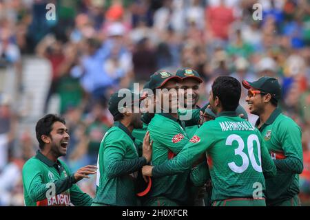 London, Großbritannien. Juni 2019. Cricket-Spieler aus Bangladesch feiern im Rahmen des 5. Spiels der ICC (International Cricket Council) Cricket World Cup zwischen Bangladesch und Südafrika auf dem Oval Cricket Ground in Großbritannien. Bangladesch gewann mit 21 Läufen. (Foto von MD Manik/SOPA Images/Sipa USA) Quelle: SIPA USA/Alamy Live News Stockfoto