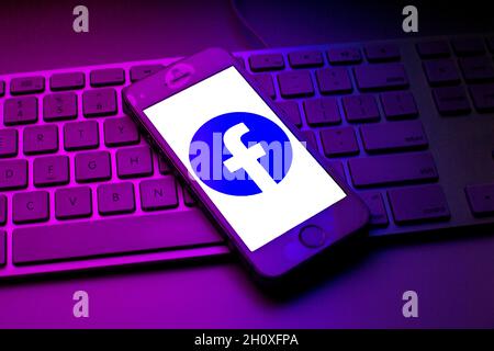 Barcelona, Katalonien, Spanien. Oktober 2021. In dieser Abbildung ist ein Facebook-Logo zu sehen, das auf einem Smartphone auf einer Computertastatur abgebildet ist (Bild: © Thiago Prudencio/DAX via ZUMA Press Wire) Stockfoto