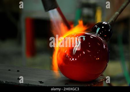 Im Inneren Venini berühmte Glasfabrik während der Glas-Kunst-Konferenz in Murano. Glasbläser während der Heißglasbearbeitung in Venedig, Italien, 05. Mai 2 Stockfoto