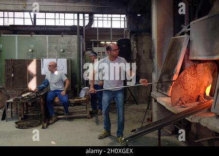 Im Inneren Venini berühmte Glasfabrik während der Glas-Kunst-Konferenz in Murano. Glasbläser während der Heißglasbearbeitung in Venedig, Italien, 05. Mai 2 Stockfoto