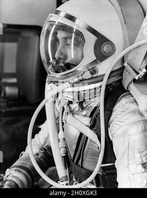 (5. Mai 1961) --- Seitenansicht des Astronauten Alan B. Shepard Jr. in seinem Druckanzug, mit geschlossenem Helm, für den Mercury-Redstone 3 (MR-3)-Flug, den ersten bemannten amerikanischen Raumfahrt. Stockfoto