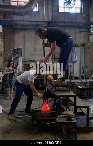 Im Inneren Venini berühmte Glasfabrik während der Glas-Kunst-Konferenz in Murano. Glasbläser während der Heißglasbearbeitung in Venedig, Italien, 05. Mai 2 Stockfoto