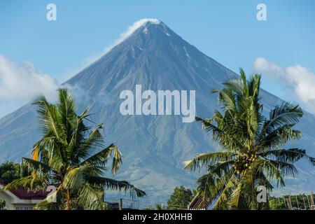 Mount Mayon, der aktivste Stratovulkan der Philippinen. Von der Stadt Legazpi, Provinz Albay, Bicol Region, Insel Luzon aus gesehen Stockfoto