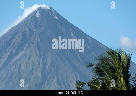 Mount Mayon, der aktivste Stratovulkan der Philippinen. Von der Stadt Legazpi, Provinz Albay, Bicol Region, Insel Luzon aus gesehen Stockfoto