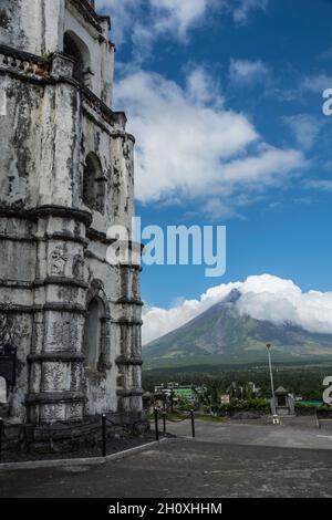 Daraga Kirche (Nuestra Señora de la Porteria Pfarrkirche-Our Lady of the Gate Pfarrkirche) und Mt Mayon im Hintergrund.Daraga, Albay, Philippinen Stockfoto