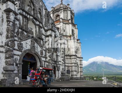 Vor der Kirche Daraga (Pfarrkirche Nuestra Señora de la Porteria) befindet sich ein Motortaxi. Mt Mayon im Hintergrund.Daraga, Albay, Philippinen Stockfoto