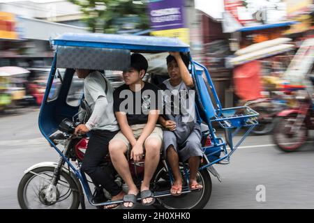 Typisches philippinisches Motortaxi mit Passagieren in den Straßen von Naga City, Bicol Region, Philippinen Stockfoto