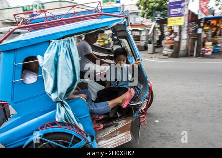 Typisches philippinisches Motortaxi mit Passagieren in den Straßen von Naga City, Bicol Region, Philippinen Stockfoto