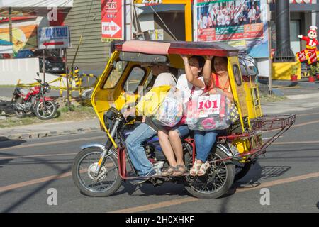 Typisches philippinisches Motortaxi mit Passagieren in den Straßen von Naga City, Bicol Region, Philippinen Stockfoto