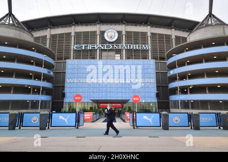 Allgemeine Ansicht des Spielereintritts vor dem Anpfiff während des Premier League-Spiels im Etihad Stadium, Manchester. Stockfoto