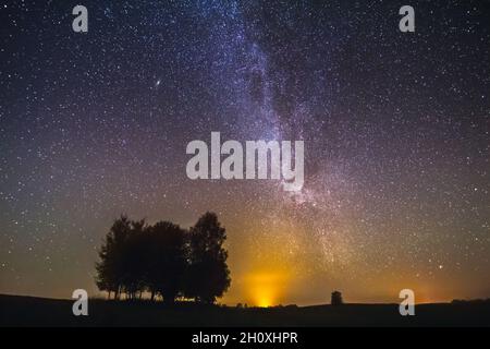 Milchstraßengalaxie, Nachtlandschaft in Litauen Stockfoto