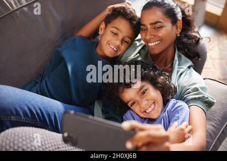 Mutter und Söhne beim Selfie am Telefon Stockfoto
