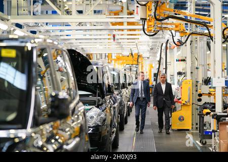 Der Bürgermeister von London, Sadiq Khan, besuchte bei einem Besuch der London Electric Vehicle Company in Coventry mit dem Bürgermeister der West Midlands, Andy Street, um zu sehen, wie Londons Investitionen in grüne Technologie Arbeitsplätze in ganz Großbritannien schaffen und die neue Londoner Strategie für die Infrastruktur von Elektrofahrzeugen fördern. Bilddatum: Freitag, 15. Oktober 2021. Stockfoto