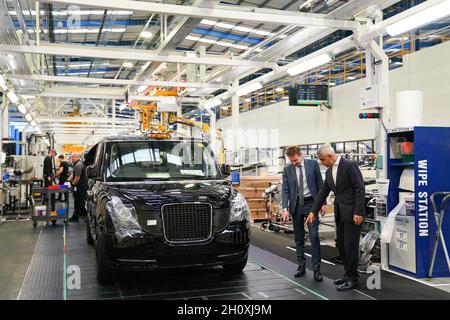 Der Bürgermeister von London, Sadiq Khan, besuchte bei einem Besuch der London Electric Vehicle Company in Coventry mit dem Bürgermeister der West Midlands, Andy Street, um zu sehen, wie Londons Investitionen in grüne Technologie Arbeitsplätze in ganz Großbritannien schaffen und die neue Londoner Strategie für die Infrastruktur von Elektrofahrzeugen fördern. Bilddatum: Freitag, 15. Oktober 2021. Stockfoto